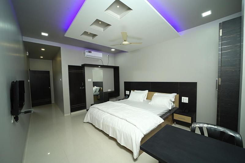 Hotel Sourabh Garden Shirol Luaran gambar
